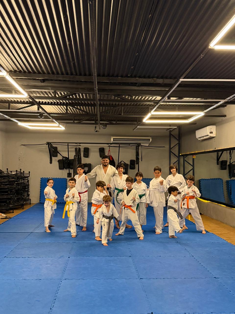 Aula de karatê infantil da Team Mesquita em Fortaleza